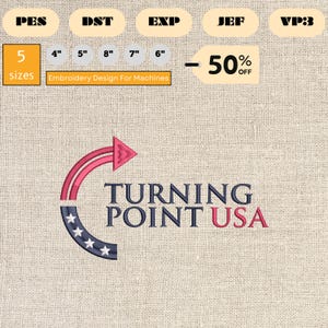 Può includere: Un ricamo con la scritta "TURNING POINT USA" in blu navy e rosso, con una freccia rossa e un arco blu e bianco. Include le misure 10 cm, 13 cm, 15 cm, 18 cm e 20 cm e una promozione del 50%.