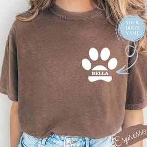 Naam aangepast hondenshirt, shirt met comfortkleuren, shirt met hondenpootafdruk, gepersonaliseerd hondenshirt, shirt hond moeder, cadeau voor hond moeder, shirt hond eigenaar