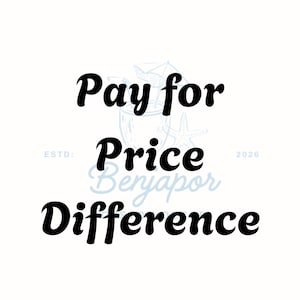 Op de afbeelding: Een grafisch ontwerp met de zwarte tekst Pay for Price Difference in een vet schreeflettertype. Achter de tekst staat een vage lichtblauwe lijntekening van een tropisch drankje met een parasolletje en een zeester, met ESTD: 2026 aan de zijkanten.