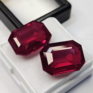 Paire de rubis rouges taille émeraude, pierres précieuses du Mozambique (32-33 carats au total)