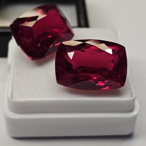 Par de rubíes de Mozambique con talla cojín, piedra suelta de color rojo intenso (más de 25 quilates).