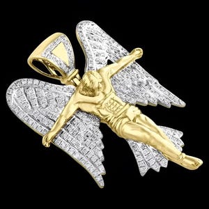 Könnte beinhalten: Ein Anhänger aus Gelbgold mit einer zentralen Engelsfigur mit ausgebreiteten Armen. Der Engel ist in einer glatten, polierten Gelbgoldoptik dargestellt. Die Flügel sind aus weißem Metall gefertigt und vollständig mit kleinen, klaren Steinen besetzt.