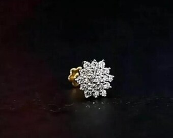 Labbtillverkad 0,25 karat safirrund diamant med blommande nässtift och 18K gul plätering.