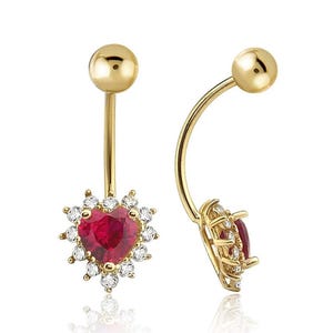 Op de afbeelding: Twee goudkleurige navelpiercings. Elke ring heeft een gouden bal aan de bovenkant en een hartvormige, rode edelsteen omringd door kleine, heldere edelstenen. De edelstenen zijn gezet in een gouden zetting.