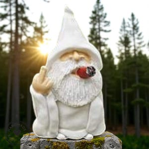 Estátua de gnomo fumante de mago branco, dedo médio, decoração de jardim, escultura engraçada de atirador, arte excêntrica para pátio externo, presente exclusivo para ele