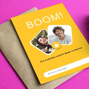 Puede incluir: Una tarjeta de felicitación amarilla con la palabra "BOOM!" en blanco. La tarjeta presenta dos fotos de personas sonriendo y el texto "It's a perfect match! Made in Heaven." También se ve un sobre marrón y una flor morada.