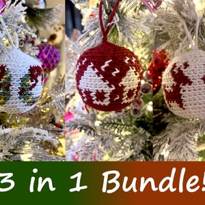 Könnte beinhalten: Ein Bundle mit drei handgefertigten Weihnachtsbaumkugeln aus Häkelarbeit. Die Kugeln sind weiß mit roten, grünen und weißen Mustern und hängen an einem gefrosteten Weihnachtsbaum. Der Text "3 in 1 Bundle!" ist zu sehen.