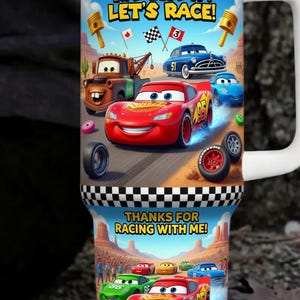 Puede incluir: Taza de viaje blanca con un dise&ntilde;o de la pel&iacute;cula Cars. El dise&ntilde;o incluye el texto "KA-CHOW! LET'S RACE!" y "THANKS FOR RACING WITH ME!" con im&aacute;genes de Rayo McQueen y otros personajes. La taza tiene un asa.
