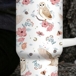 Puede incluir: Un juego de tres tazas de cer&aacute;mica con acabado mate moteado. Las tazas son de color crema, gris claro y gris oscuro. Cada taza tiene un dise&ntilde;o simple y minimalista.