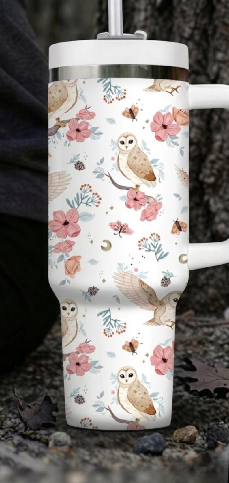 Puede incluir: Un juego de tres tazas de cer&aacute;mica con acabado mate moteado. Las tazas son de color crema, gris claro y gris oscuro. Cada taza tiene un dise&ntilde;o simple y minimalista.