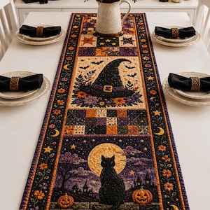Caminho de mesa acolchoado com chapéu de bruxa e gato preto para o Halloween, caminho de mesa patchwork com abóbora e lua, decoração de mesa assustadora para o Halloween em estilo fazenda.