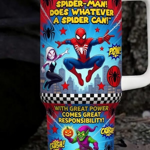 K&ouml;nnte beinhalten: Ein Becher mit wei&szlig;em Griff mit Illustrationen von Spider-Man und Spider-Gwen, mit dem Text "Spider-Man! Does whatever a spider can!" und "With great power comes great responsibility!" Der Becher hat ein rotes und blaues Farbschema.
