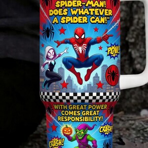 K&ouml;nnte beinhalten: Ein Becher mit wei&szlig;em Griff mit Illustrationen von Spider-Man und Spider-Gwen, mit dem Text "SPIDER-MAN! TUT, WAS EINE SPINNE KANN!" und "MIT GROSSER KRAFT KOMMT GROSSE VERANTWORTUNG!" Der Becher hat ein rotes und blaues Farbschema.