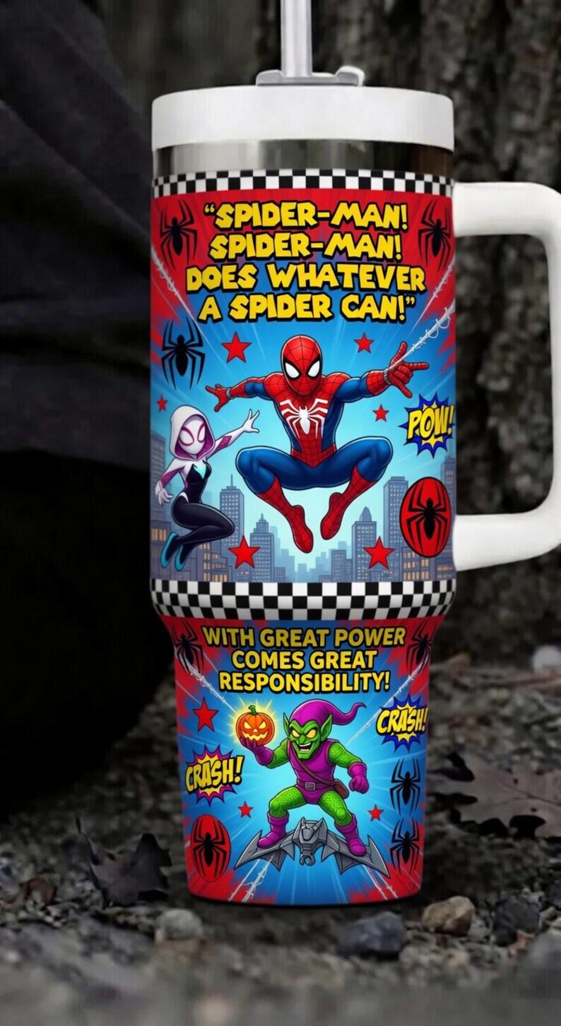 K&ouml;nnte beinhalten: Ein Becher mit wei&szlig;em Griff mit Illustrationen von Spider-Man und Spider-Gwen, mit dem Text "SPIDER-MAN! TUT, WAS EINE SPINNE KANN!" und "MIT GROSSER KRAFT KOMMT GROSSE VERANTWORTUNG!" Der Becher hat ein rotes und blaues Farbschema.