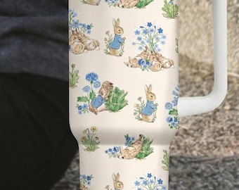 Peter Rabbit 40 Unzen Becher mit Griff, süßes Häschen-Blumen-Reisebecher, Cottagecore Frühling Stanley Style Cup, Geschenk für Mama, Pastellhäschenbecher