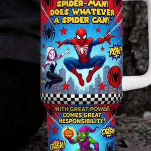 K&ouml;nnte beinhalten: Ein Becher mit wei&szlig;em Griff mit Spider-Man und anderen Charakteren aus der Comic-Serie. Der Becher hat einen roten und blauen Hintergrund mit dem Text "SPIDER-MAN!" und "MIT GROSSER MACHT KOMMT GROSSE VERANTWORTUNG!"