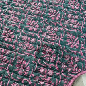 Falda para árbol de Navidad de algodón acolchada con estampado a mano de 132 cm | Alfombra para árbol estilo granja bohemia | Decoración navideña reversible con borde festoneado - Verde azulado imagen 5