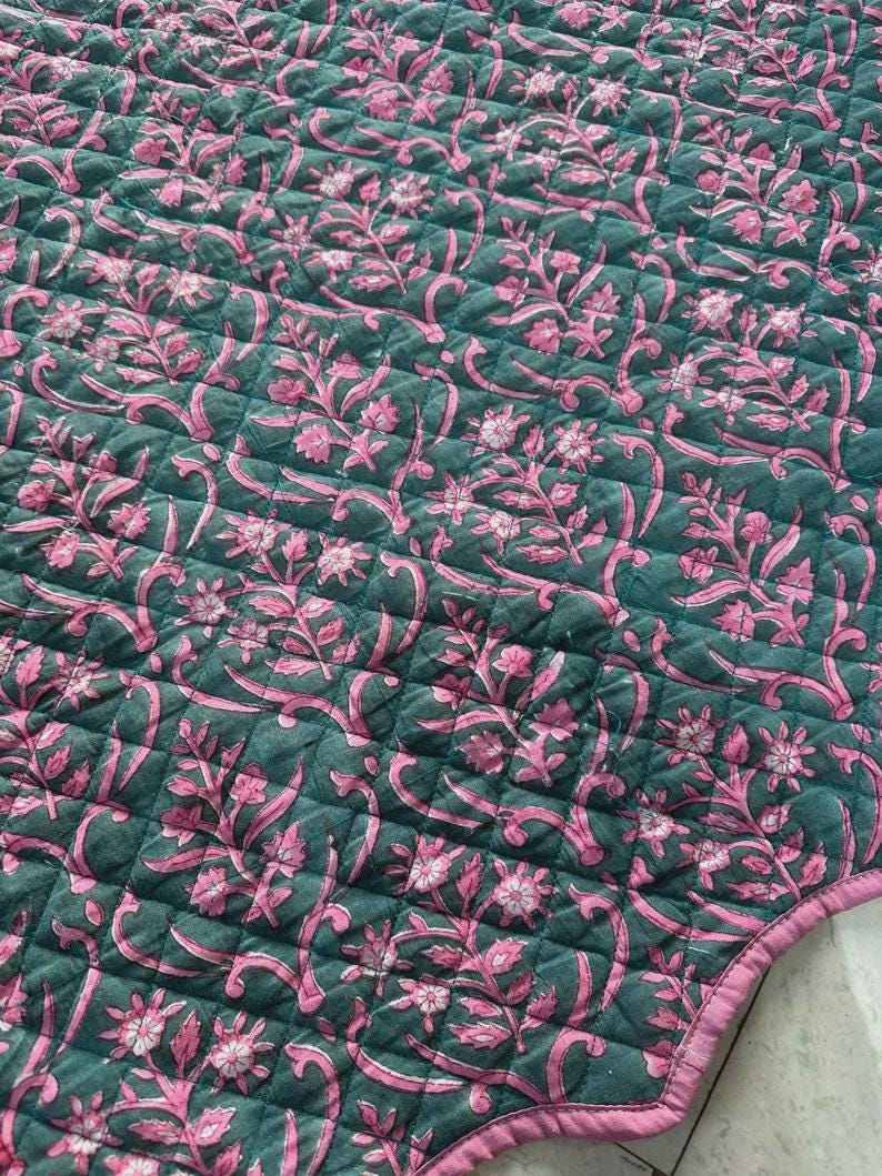 Falda para árbol de Navidad de algodón acolchada con estampado a mano de 132 cm | Alfombra para árbol estilo granja bohemia | Decoración navideña reversible con borde festoneado - Verde azulado imagen 5