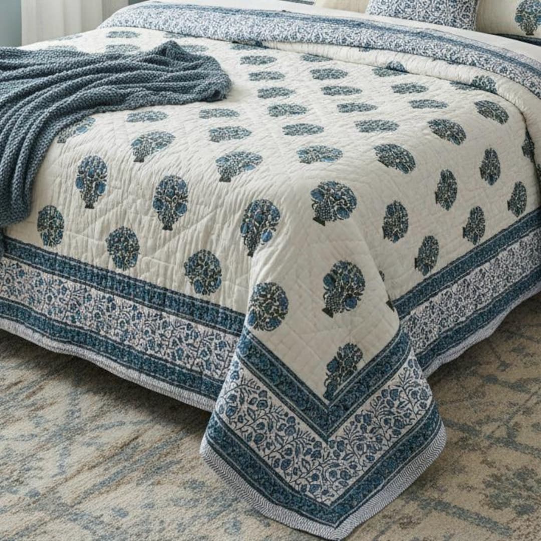 手作りの青い花柄ブロックプリントのクイーンキングキルト