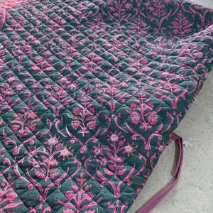 Falda para árbol de Navidad de algodón acolchada con estampado a mano de 132 cm | Alfombra para árbol estilo granja bohemia | Decoración navideña reversible con borde festoneado - Verde azulado imagen 6