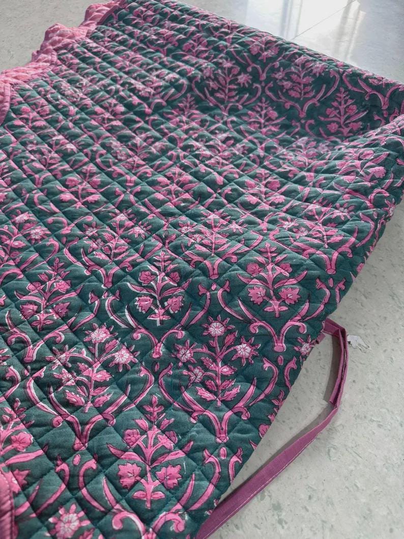 Falda para árbol de Navidad de algodón acolchada con estampado a mano de 132 cm | Alfombra para árbol estilo granja bohemia | Decoración navideña reversible con borde festoneado - Verde azulado imagen 6