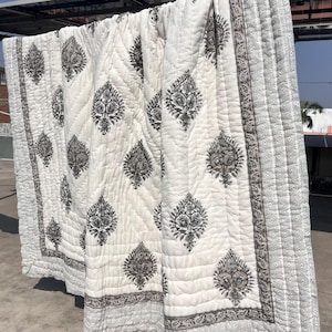 Nueva colcha con estampado floral en gris polvoriento, cubrecama reversible de algodón y manta tamaño queen.