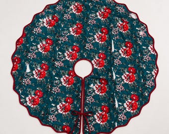 Falda para árbol de Navidad con estampado floral en tonos verde azulado y rojo, decoración navideña acolchada de algodón con borde festoneado y estampado en bloques.