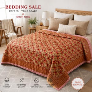 Può includere: Un copriletto trapuntato con un motivo floreale ripetuto arancione e rosso su sfondo marrone chiaro con un bordo a righe. La biancheria da letto è mostrata su un letto con cuscini marrone chiaro e bianchi, accompagnata dal testo BEDDING SALE REFRESH YOUR SPACE.