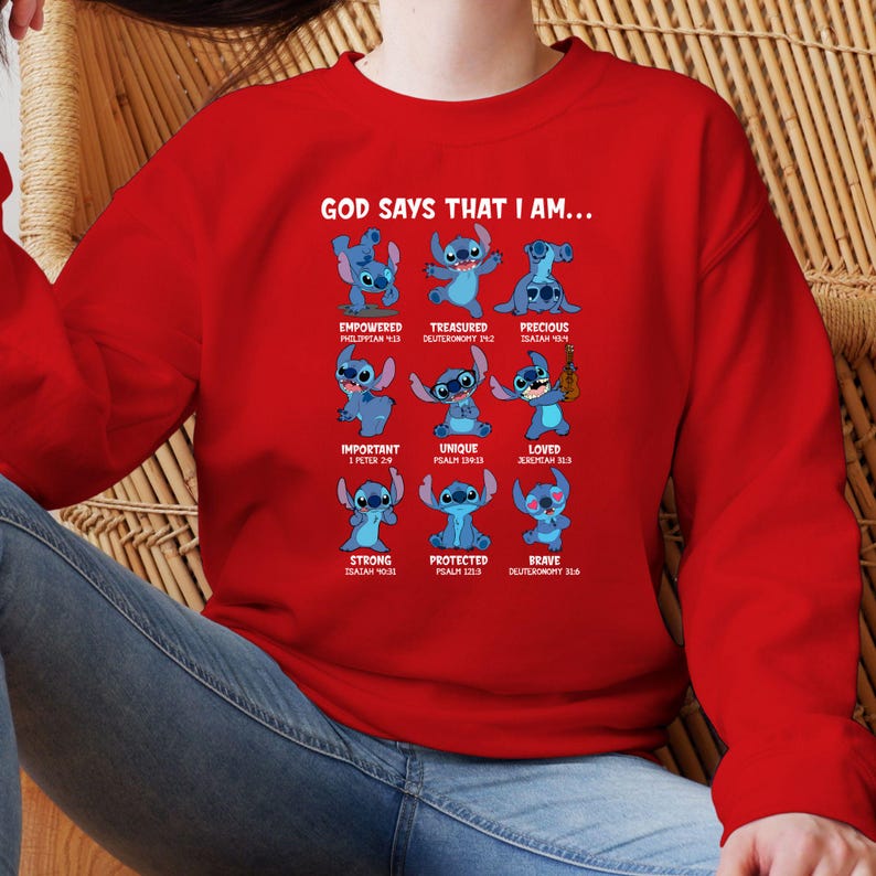 Op de afbeelding: Een rode sweatshirt met een afbeelding van het personage Stitch en de tekst "GOD SAYS THAT I AM..." samen met positieve beweringen zoals "Empowered", "Treasured" en "Precious". Het ontwerp bevat bijbelverzen.