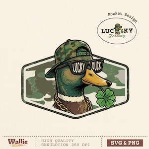 Könnte beinhalten: Grafische Illustration einer Ente mit Sonnenbrille mit der Aufschrift "LUCKY DUCK", einer Camouflage-Kappe und einer Goldkette. Die Ente hält ein vierblättriges Kleeblatt im Schnabel. Das Design befindet sich vor einem Camouflage-Hintergrund mit dem Text "Pocket Design" und "LUCKY Felling".