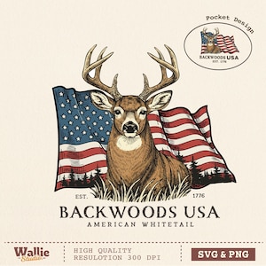 Pode incluir: Ilustração detalhada de um veado com chifres, em frente a uma bandeira americana. A imagem inclui o texto "BACKWOODS USA AMERICAN WHITETAIL" e "EST. 1776". Design de bolso, alta qualidade, formatos SVG e PNG.