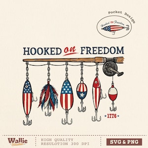 Może przedstawiać: Patriotyczny projekt przedstawiający przynęty wędkarskie z amerykańską flagą i wzorami piór, zawieszone na drewnianej wędce. Fraza "Hooked on Freedom" jest wyświetlana powyżej, z rokiem "1776" i kołowrotkiem.