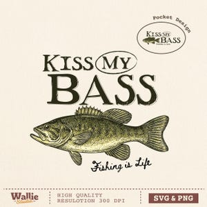 Op de afbeelding: Een illustratie in vintage-stijl met een largemouth bass. Het ontwerp bevat de tekst "KISS MY BASS" in vette letters, met de extra tekst "Fishing is Life" en "Pocket Design". Het kunstwerk is in tinten groen, bruin en zwart.
