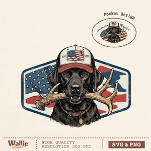 Puede incluir: Ilustración de un Labrador Retriever negro con una gorra de béisbol roja y blanca con una bandera estadounidense, sosteniendo astas. El diseño incluye el texto "American Hunter" y "EST 1776".