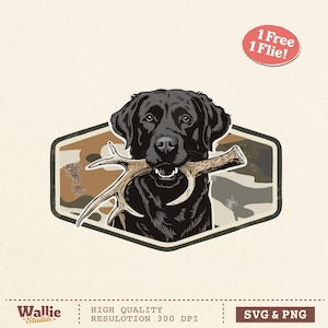 Könnte beinhalten: Illustration eines schwarzen Labrador Retrievers mit einem braunen Hirschgeweih im Maul, vor einem sechseckigen Tarnhintergrund. Der Text "1 Free 1 Flie!" und "SVG & PNG" sind enthalten.