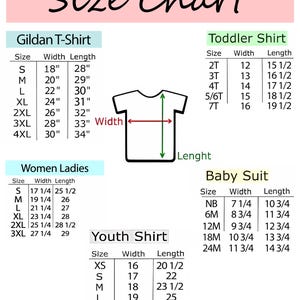 Pu&ograve; includere: Una tabella delle taglie per vari capi d'abbigliamento, tra cui magliette Gildan, camicie per bambini piccoli, camicie da donna, camicie per ragazzi e tutine per neonati. La tabella mostra taglie, larghezze e lunghezze in pollici.