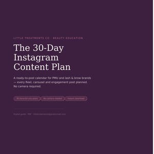Könnte beinhalten: Ein dunkelvioletter digitaler Leitfaden mit dem Titel The 30-Day Instagram Content Plan von Little Treatments Co Beauty Education. Er enthält einen Kalender für PMU-, Wimpern- und Augenbrauenmarken mit dem Text 30 done-for-you posts, no camera needed, instant download.