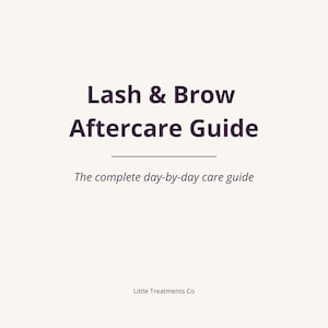 Op de afbeelding: Een crèmekleurige informatiekaart met de donkerpaarse tekst Lash & Brow Aftercare Guide, gevolgd door een horizontale lijn, de ondertitel The complete day-by-day care guide en de merknaam Little Treatments Co onderaan de kaart.