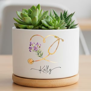 Puede incluir: Un juego de tres cuencos apilables de cerámica en tonos azul, verde y blanco. Los cuencos presentan un esmalte moteado y un diseño sencillo y moderno. El cuenco más grande tiene aproximadamente 18 cm de diámetro.