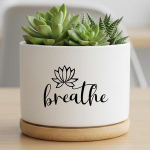 Puede incluir: Un letrero de madera rústica con el texto "Welcome to our porch" en letras blancas. El letrero presenta un acabado envejecido y un diseño sencillo y acogedor, ideal para la decoración exterior.