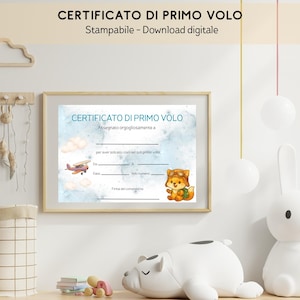 Può includere: Un certificato incorniciato con la scritta "CERTIFICATO DI PRIMO VOLO" e "Stampabile - Download digitale". Il certificato presenta uno sfondo di cielo blu con un aereo dei cartoni animati e un'illustrazione di volpe. Il certificato è in italiano.