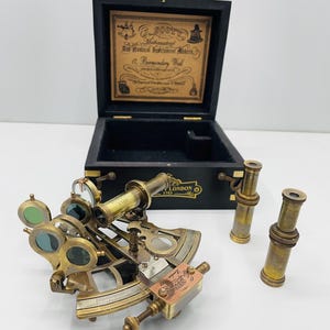 Nautische messing sextant met telescoop – antiek maritiem navigatie-instrument in houten kist, werkende sextant