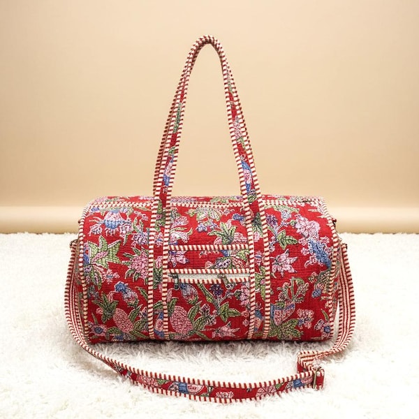 Borsa da viaggio trapuntata con stampa a blocchi indiana fatta a mano: borsa da viaggio in cotone floreale rosso per il weekend