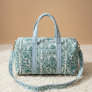 Gesteppter Seesack aus Baumwolle mit Blockprint: Floraler Reise-Weekender