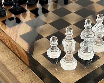 Tablero de ajedrez de madera de olivo y resina, tablero moderno de madera hecho a mano, juego de piezas negras y transparentes artesanales.