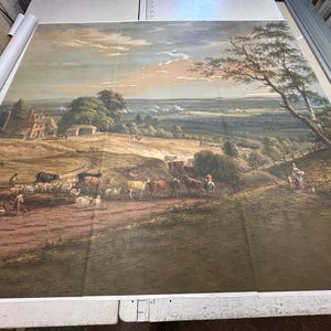 Puede incluir: Una gran impresi&oacute;n de paisaje que muestra una escena pastoral con un reba&ntilde;o de ganado y ovejas siendo conducidos por un camino de tierra. La composici&oacute;n incluye colinas verdes, una granja, un &aacute;rbol grande a la derecha y un cielo nublado al atardecer.