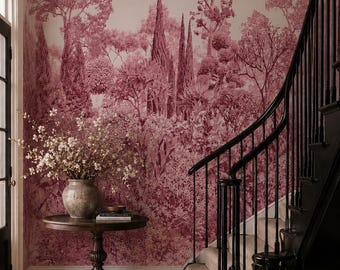 Puede incluir: Una pared cubierta con papel tapiz toile rosa y blanco que presenta un paisaje forestal denso con árboles altos y arbustos. Una mesa redonda de madera sostiene un jarrón de cerámica con flores blancas, junto a una escalera negra.