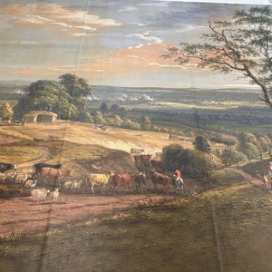 Puede incluir: Una pintura de paisaje de gran tama&ntilde;o que muestra una escena pastoral con una manada de ganado y ovejas movi&eacute;ndose por un camino de tierra. La composici&oacute;n incluye colinas verdes, &aacute;rboles dispersos, una granja y un cielo amplio.