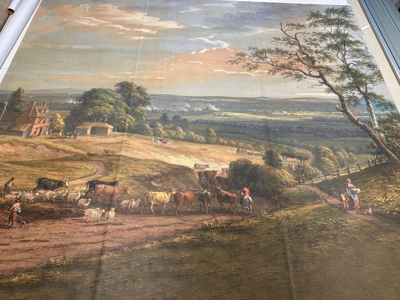 Puede incluir: Una pintura de paisaje de gran tama&ntilde;o que muestra una escena pastoral con una manada de ganado y ovejas movi&eacute;ndose por un camino de tierra. La composici&oacute;n incluye colinas verdes, &aacute;rboles dispersos, una granja y un cielo amplio.