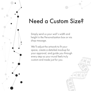 Puede incluir: Un gr&aacute;fico informativo blanco con texto negro que dice Need a Custom Size? seguido de instrucciones para medidas de pared. Un patr&oacute;n de l&iacute;neas estilo constelaci&oacute;n negro corre verticalmente a la izquierda y una cinta m&eacute;trica blanca est&aacute; abajo a la derecha.